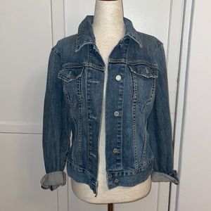Light denim jean jacket!